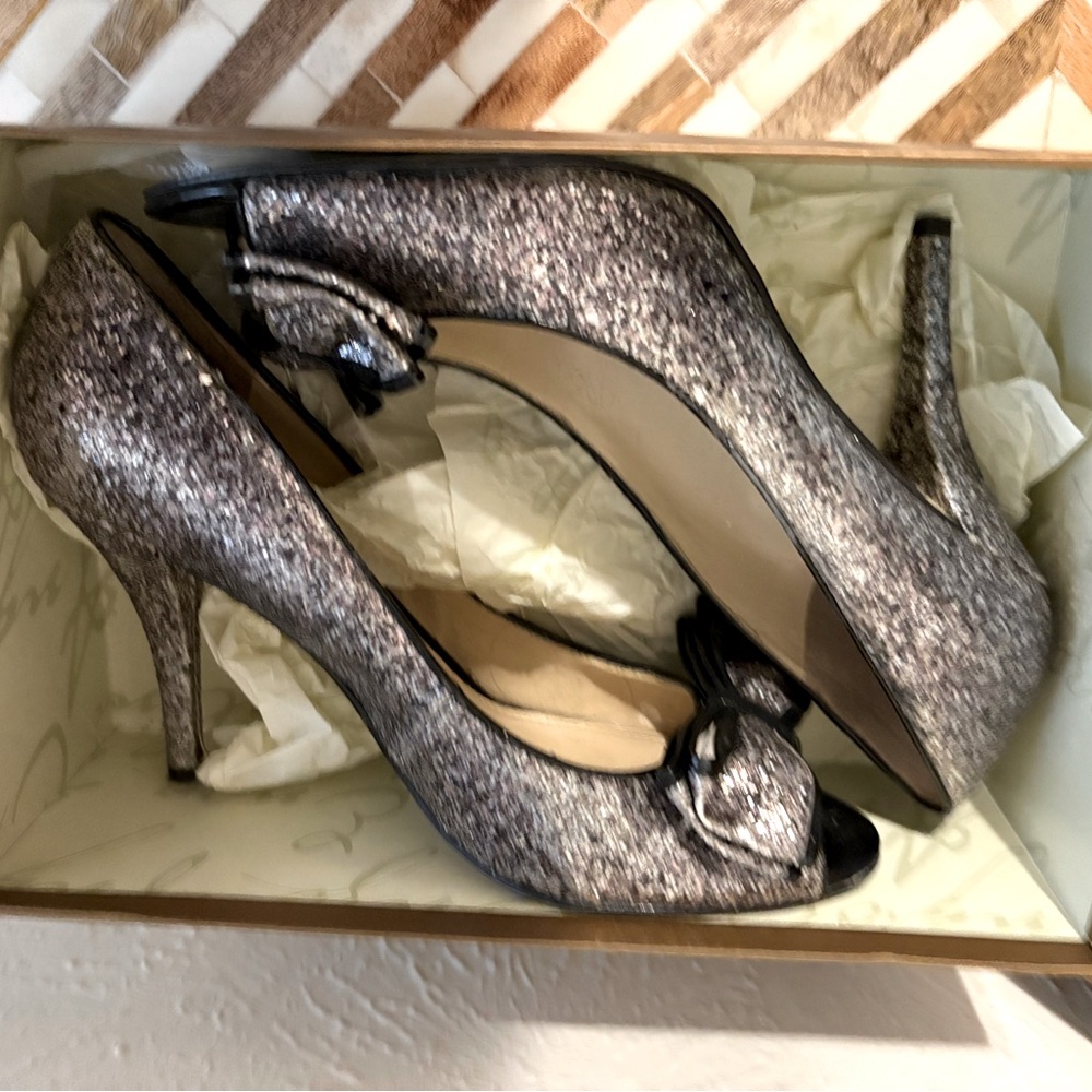 Beautiful SILVER GLITTER HEELS!